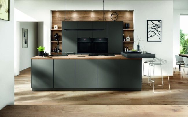 Modern kitchen with Titanio matt fronts and wood appearance niche cladding, featuring elegant design elements and a slightly metallic shimmer.